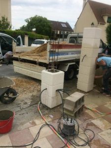 Maçonnerie, piliers pour entrée de maison dans le Val d'Oise